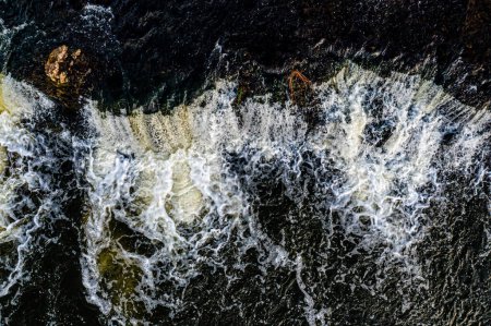 Téléchargez les photos : Fragment de la cascade rapide de Venta - Ventas Rumba, la plus large cascade d'Europe, Kuld ? ga - en image libre de droit