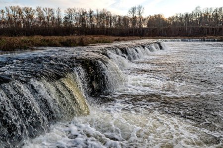Téléchargez les photos : Cascade Venta Rapid - Ventas Rumba, la cascade la plus large d'Europe, Kuldiga, Lettonie - en image libre de droit