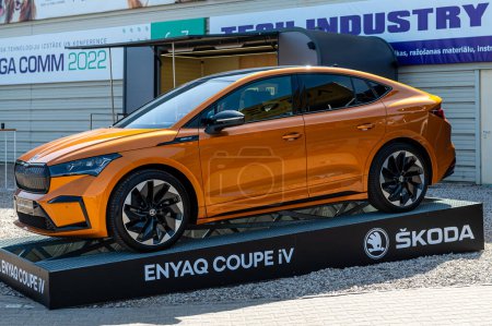 Foto de Riga, Letonia, 29 de abril de 2022: nuevo Skoda Enyaq Coupe IV Sport Line SUV eléctrico estreno en una feria de automóviles, modelo 2022, vista lateral - Imagen libre de derechos