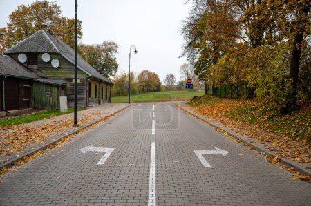 Foto de Flechas de dirección en la carretera pavimentada en la intersección, concepto de elección, ir a la izquierda o a la derecha - Imagen libre de derechos