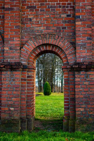 Téléchargez les photos : Old Catholic Church red brick gates in city Akniste, Latvia. Close-up, selective focus - en image libre de droit