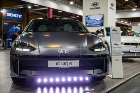 Téléchargez les photos : Riga, Lettonie, 28 avril 2023 : Première de la supervoiture électrique Hyundai Ioniq 6 au salon de l'automobile, modèle 2023, vue de face - en image libre de droit