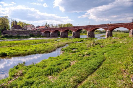 Téléchargez les photos : Le vieux pont de brique rouge à travers la rivière Venta, pont routier, construit en 1874, Kuldiga, Lettonie - en image libre de droit
