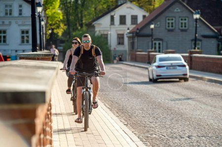 Téléchargez les photos : Engure, Lettonie - 13 mai 2023 : Trafic sur l'ancien pont en béton sur la rivière Venta. - en image libre de droit