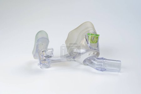 Foto de Mascarilla de oxígeno nasal médica aislada en blanco. Presión positiva continua de las vías respiratorias Equipo CPAP. - Imagen libre de derechos