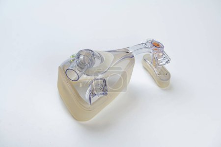 Foto de Máscara de oxígeno facial completa médica para paciente con apnea obstructiva del sueño aislado sobre fondo blanco. - Imagen libre de derechos