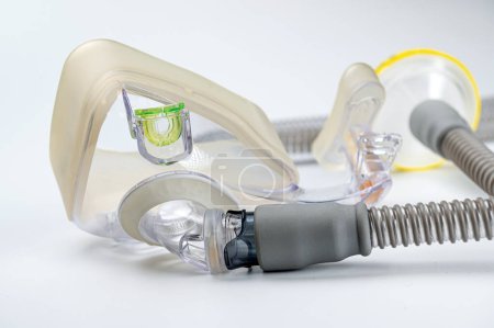 Foto de Dispositivo médico conocido como (CPAP) presión positiva continua de las vías respiratorias máscara y manguera aislada en blanco - Imagen libre de derechos