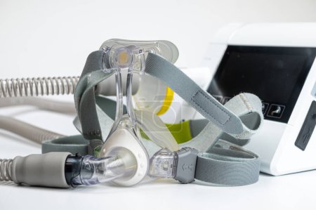 Foto de Máquina CPAP con máscara y manguera, para personas con apnea del sueño, trastornos respiratorios o respiratorios - Imagen libre de derechos