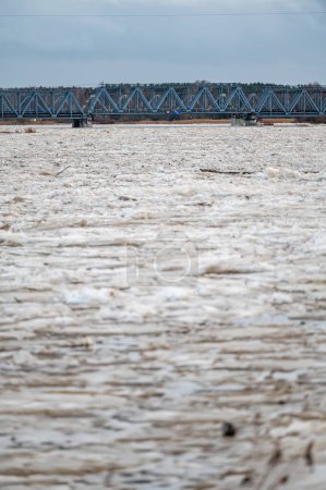 Riesige Ladung Eis im Fluss Lielupe in der Nähe der Eisenbahnbrücke in Jelgava, Lettland.
