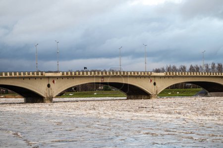 Riesige Ladung Eis im Fluss Lielupe in der Nähe der Straßenverkehrsbrücke in Jelgava, Lettland.