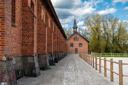 Téléchargez les photos : Zagare manoir brique rouge haras complexe par un jour de printemps ensoleillé, Lituanie - en image libre de droit