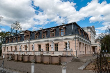 Téléchargez les photos : Zagare, Lituanie - 30 avril 2023 : Zagare Manor est une ancienne résidence du prince Platon Zubov, vue depuis le parc - en image libre de droit