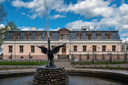 Téléchargez les photos : Zagare, Lituanie - 30 avril 2023 : Zagare Manor est une ancienne résidence du prince Platon Zubov, vue du parc avec fontaine - en image libre de droit