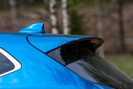 Détail d'une voiture de sport bleue dans la forêt. Profondeur de champ faible