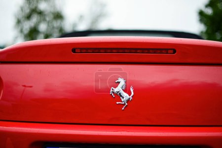 Téléchargez les photos : Riga, Lettonie - 21 juin 2015 : Ferrari 360 Spider détails close-up - Ferrari prancing horse on a red car body - en image libre de droit