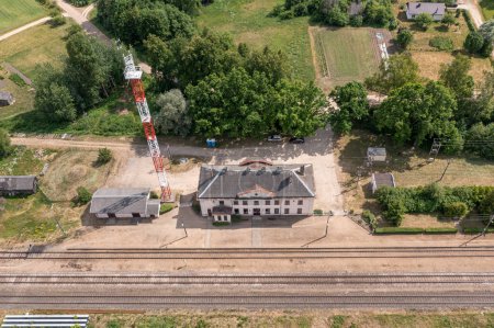 Téléchargez les photos : Biksti, Lettonie - 15 juin. 2023 : Gare de Biksti sur la ligne Jelgava-Liepaja, paroisse de Biksti, municipalité de Dobele - en image libre de droit