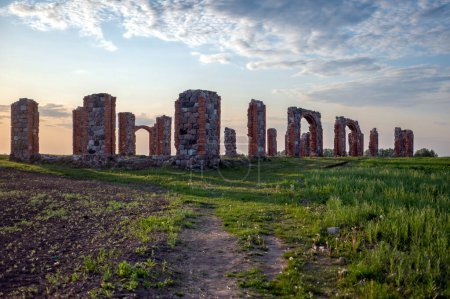 Ruines d'un ancien bâtiment qui ressemble à Stonehenge, Smiltene, Lettonie
