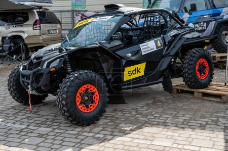 Téléchargez les photos : Riga, Lettonie, 28 avril 2023 : Première du quad Can-Am Maverick X3 Turbo 4x4 lors d'un salon de l'automobile, modèle 2023 - en image libre de droit