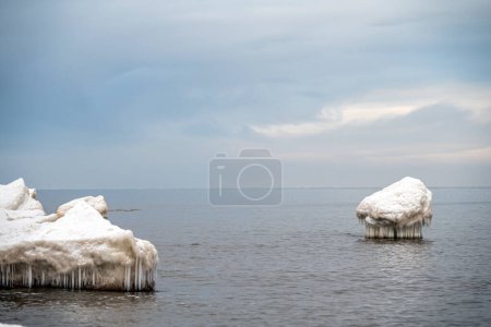 Paisaje con hummocas de hielo y nieve en una superficie congelada del Mar Báltico en un frío día de invierno