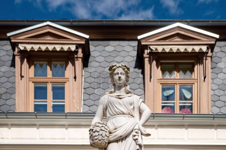 Téléchargez les photos : Zagare, Lituanie - 30 avril 2023 : Statues à l'extérieur du manoir de Zagares. Manoir est l'ancienne résidence du prince Platon Zubov - en image libre de droit