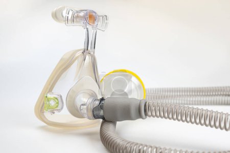 Foto de Dispositivo médico conocido como (CPAP) presión positiva continua de las vías respiratorias máscara y manguera aislada en blanco - Imagen libre de derechos