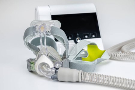 Foto de Máquina CPAP con máscara y manguera, para personas con apnea del sueño, trastornos respiratorios o respiratorios - Imagen libre de derechos