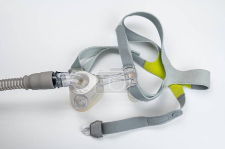 Foto de Apnea del sueño presión positiva continua de la vía respiratoria- máscara (CPAP) y manguera aislada sobre fondo blanco - Imagen libre de derechos