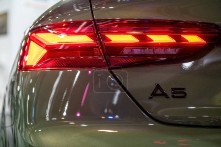 Téléchargez les photos : Riga, Lettonie, 19 avril 2024 : Feux arrière LED et conception de voiture à proximité de nev Audi A5, modèle 2024 - en image libre de droit