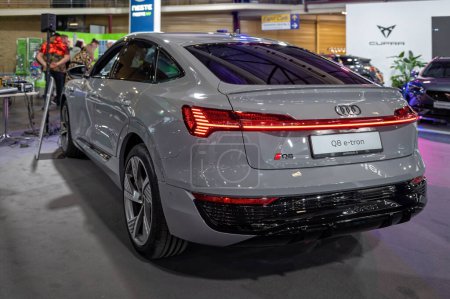 Téléchargez les photos : Riga (Lettonie), le 19 avril 2024 : Première d'une Audi Q8 e-tron électrique lors d'un salon de l'automobile, modèle 2024, vue arrière - en image libre de droit