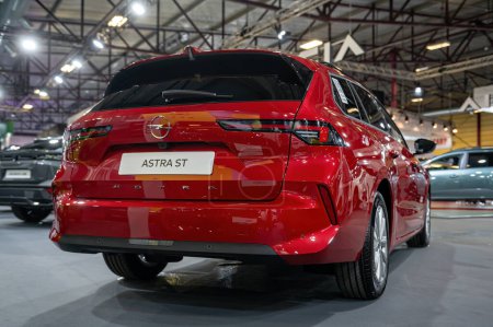 Téléchargez les photos : Riga, Lettonie, 19 avril 2024 : Première d'une Opel Astra ST au salon de l'automobile, modèle 2024 - en image libre de droit