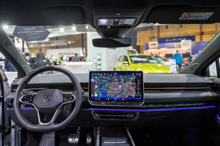 Téléchargez les photos : Riga, Lettonie, 19 avril 2024 : Gros plan sur le volant de voiture électrique Volkswagen ID.7 et le design intérieur - en image libre de droit