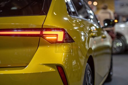 Téléchargez les photos : Riga, Lettonie, 19 avril 2024 : Feux arrière LED et conception de voiture à proximité de nev Opel Astra, modèle 2024 - en image libre de droit