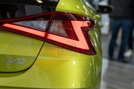 Téléchargez les photos : Riga, Lettonie, 19 avril 2024 : Feux arrière LED et conception de voiture à proximité de nev Hyundai i20, modèle 2024 - en image libre de droit