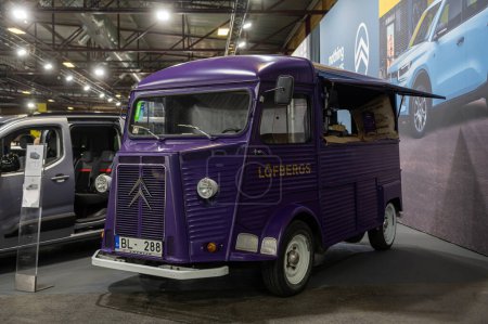 Téléchargez les photos : Riga, Lettonie, 19 avril 2024 : Citroën H Van, camion léger ou fourgon de livraison au salon de l'automobile de Riga - en image libre de droit