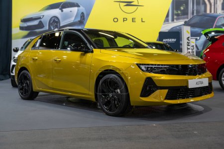 Téléchargez les photos : Riga, Lettonie, 19 avril 2024 : Première d'une Opel Astra au salon de l'automobile, modèle 2024 - en image libre de droit