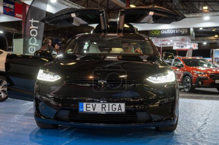 Téléchargez les photos : Riga, Lettonie, 19 avril 2024 : Première du VUS électrique Tesla Model X au salon de l'automobile, modèle 2024 - en image libre de droit