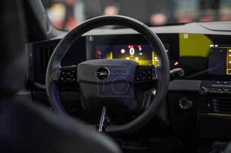 Téléchargez les photos : Riga, Lettonie, 19 avril 2024 : Opel Astra intérieur, volant, console centrale, cockpit, tableau de bord, affichage - en image libre de droit