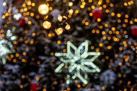 Téléchargez les photos : Arbre de Noël couvert de neige avec guirlandes jaunes lumières et espace de copie bokeh - en image libre de droit
