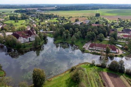 Téléchargez les photos : Vue aérienne du château médiéval de Jaunpils, Lettonie, vue aérienne sur drone - en image libre de droit