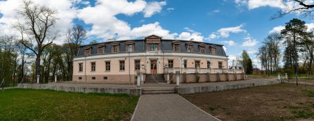 Téléchargez les photos : Zagare, Lituanie - 30 avril 2023 : Zagare Manor est une ancienne résidence du prince Platon Zubov, vue panoramique depuis le parc - en image libre de droit