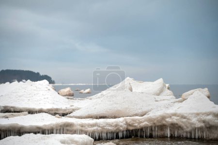 Paisaje marino que representa el paisaje del mar Báltico y la playa con formaciones de hielo y nieve, Kaltene, Letonia