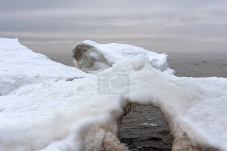 Paisaje marino que representa el paisaje del mar Báltico y la playa con formaciones de hielo y nieve, Kaltene, Letonia