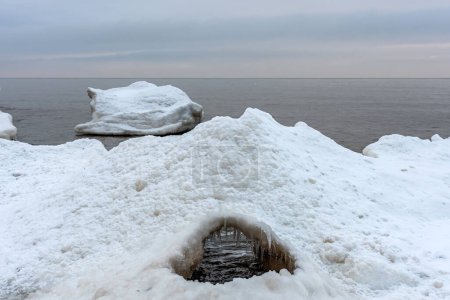 Primer plano de la formación de nieve y hielo en el agua del mar Báltico en la orilla, Kaltene, Letonia