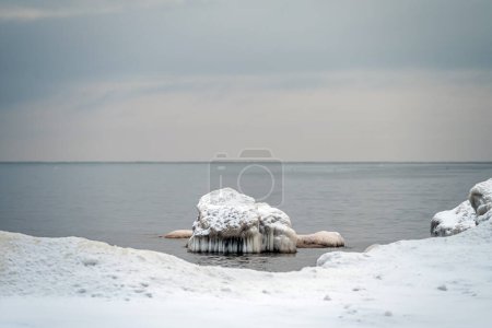 Bloques de hielo congelados en el agua del mar Báltico en la orilla, Kaltene, Letonia