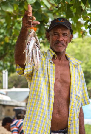 Foto de Puerto Plata, República Dominicana, 10-12-2023. la vida cotidiana en el mercado en la calle de comida latinoamericana, con vendedores y clientes. Mercado de pescado y tienda de pescado con los pescadores en primer plano. Mi América Latina - Imagen libre de derechos