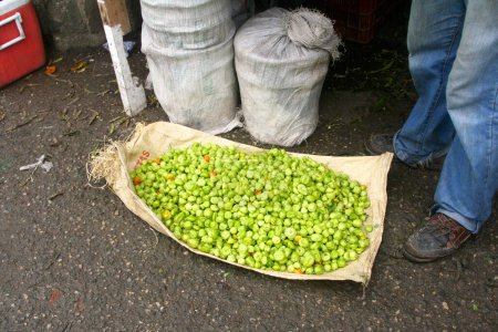 Foto de Puerto Plata, República Dominicana, 10-12-2023. la vida cotidiana en el mercado en la calle de comida latinoamericana - Imagen libre de derechos