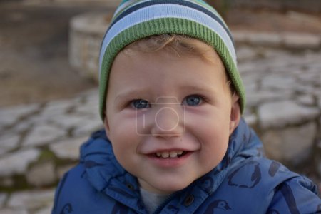Téléchargez les photos : Portrait d'un mignon petit garçon - en image libre de droit