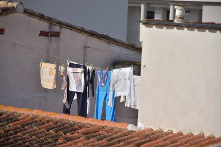 Téléchargez les photos : Séchage de la blanchisserie dans la rue dans un village de Barcelone Espagne - en image libre de droit