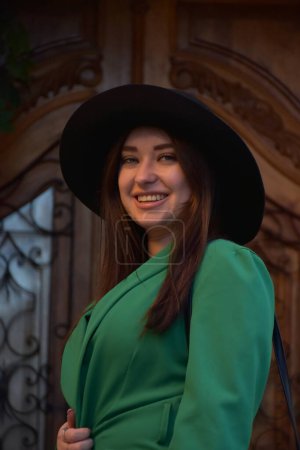 Téléchargez les photos : Belle jeune fille posant dans un chapeau de paille - en image libre de droit