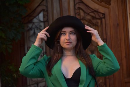 Foto de Hermosa joven con sombrero y chaqueta negra posando en el estudio - Imagen libre de derechos